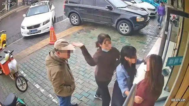 女子因挪车纠纷被夫妇俩打骨折！中间人称两人系公职人员，要花40万元和解，当地警方通报