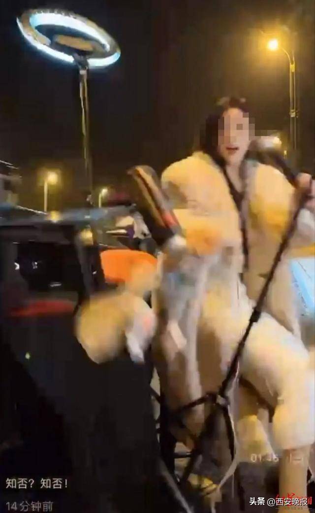 女主播凌晨马路边直播，拒绝宝马司机搭讪后被撞？警方：李某（男，48岁）被抓