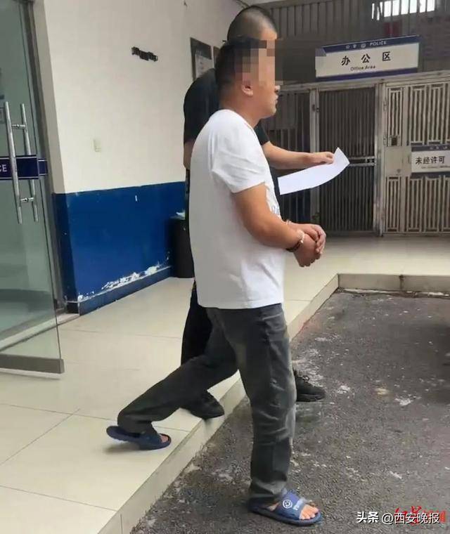 女主播凌晨马路边直播，拒绝宝马司机搭讪后被撞？警方：李某（男，48岁）被抓