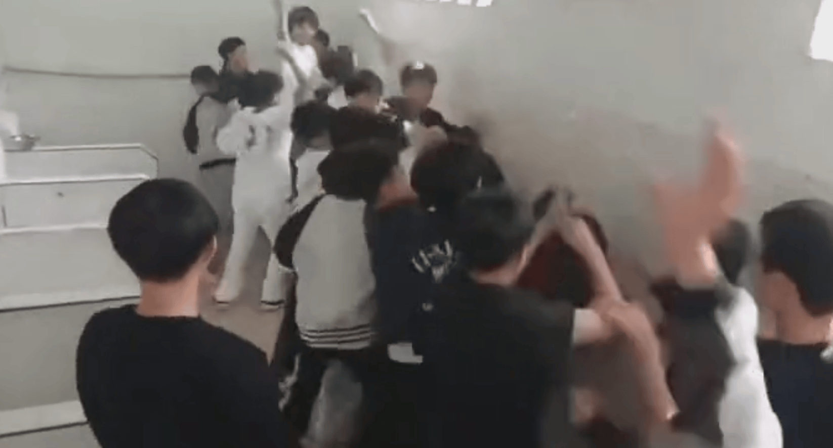重庆秀山3名学生遭二十多人公厕群殴，当地教育、公安部门回应：已介入处置，被打者无大碍