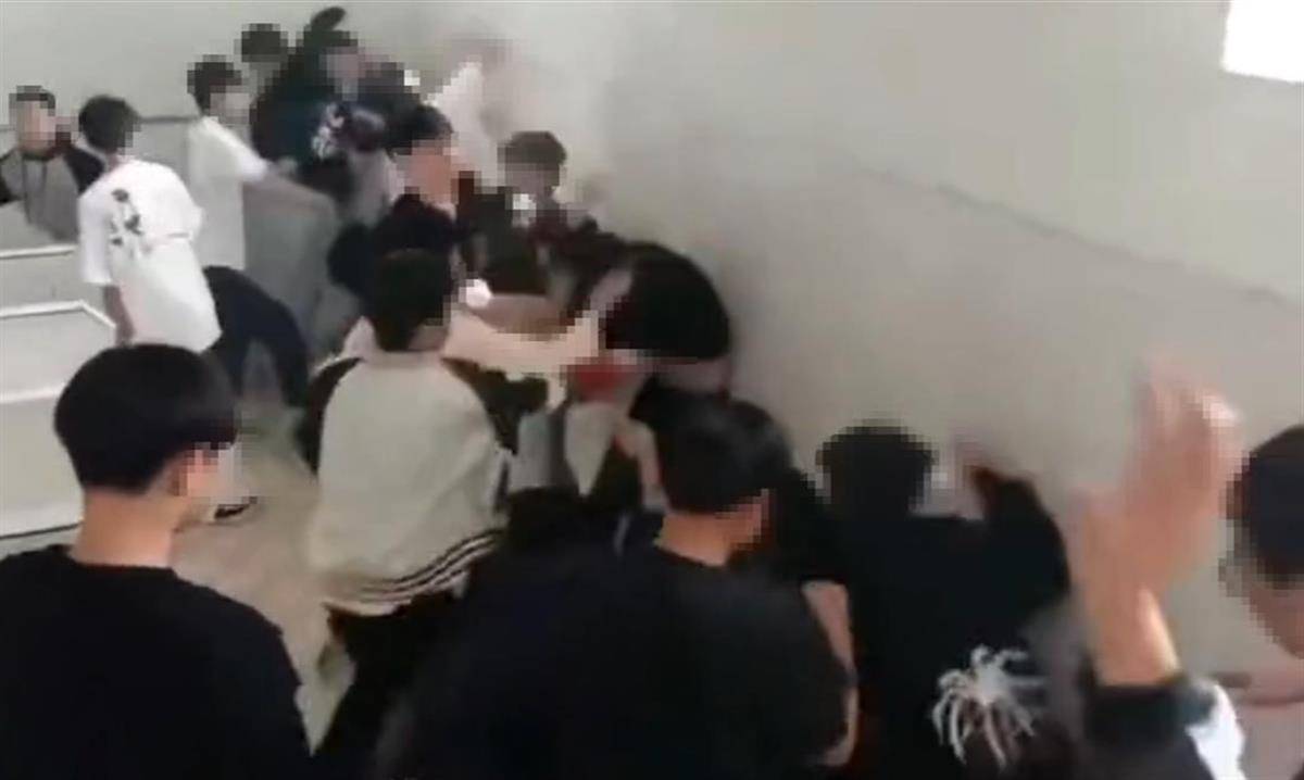 重庆秀山三名学生在公厕遭多人围殴？校方通报