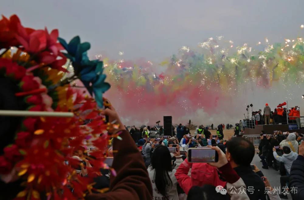 蔡国强烟花秀大量无人机坠海，本人回应：请帮忙收拾，不要带回家