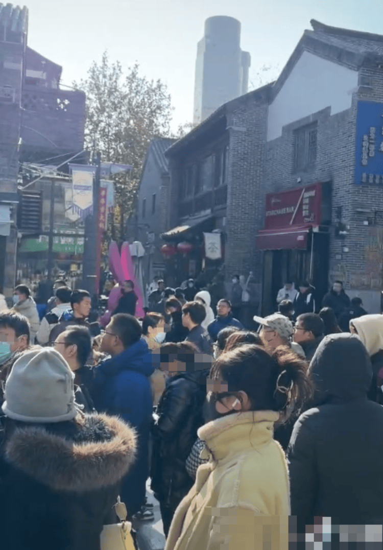 大冰为困难人员发羽绒服被“薅羊毛”？周边商家：有人拿苹果手机穿厚羽绒服排队