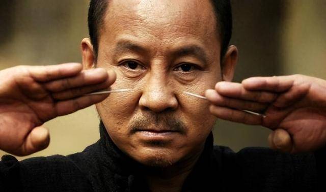 抗日神剧惊现逆天整容脸，主演导演都她一人，胡编程度堪称史诗级