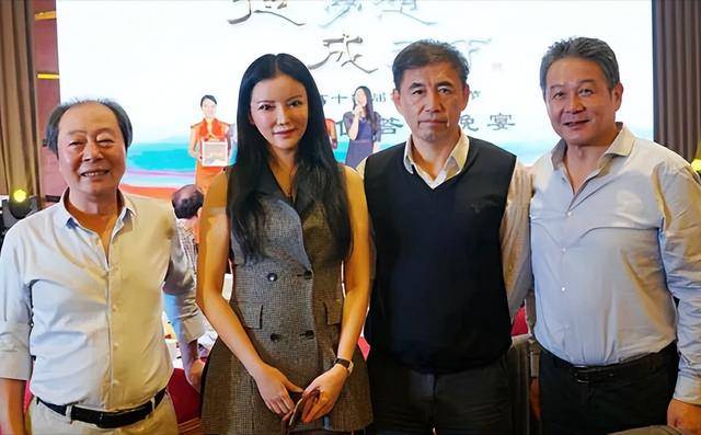 抗日神剧惊现逆天整容脸，主演导演都她一人，胡编程度堪称史诗级