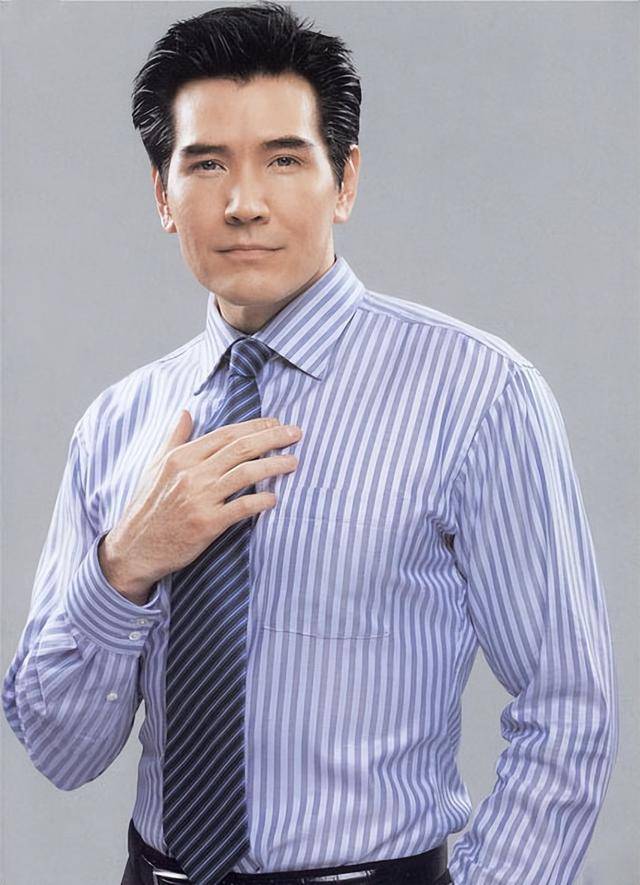 64岁的费翔，单身一辈子无儿无女，坦言此生无憾，但是羡慕别人！