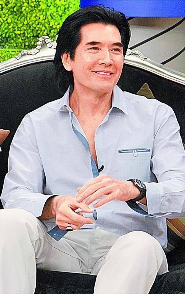 64岁的费翔，单身一辈子无儿无女，坦言此生无憾，但是羡慕别人！