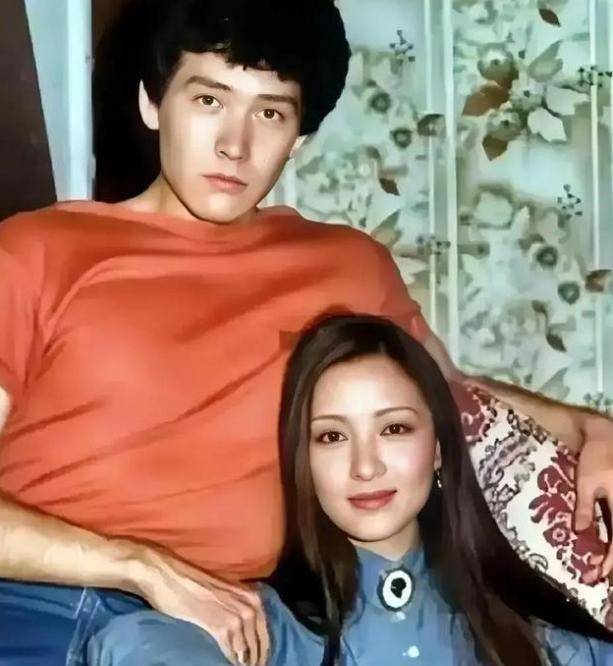 64岁黄金单身汉费翔，一辈子无儿无女，坦言此生无憾，究竟为何？