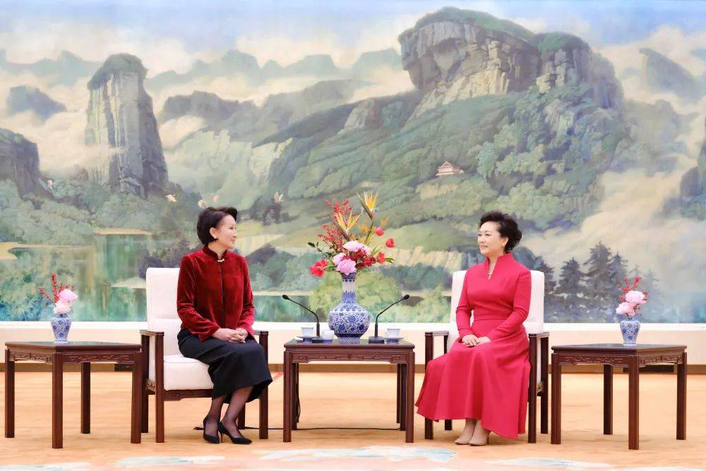 彭丽媛同吉尔吉斯斯坦总统夫人扎帕罗娃茶叙
