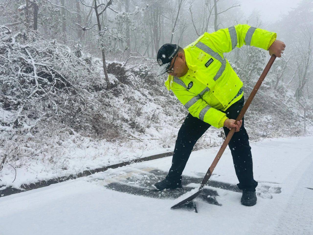 出事了！资深“驴友”赏雪被困3小时，警方提醒：非必要不上山
