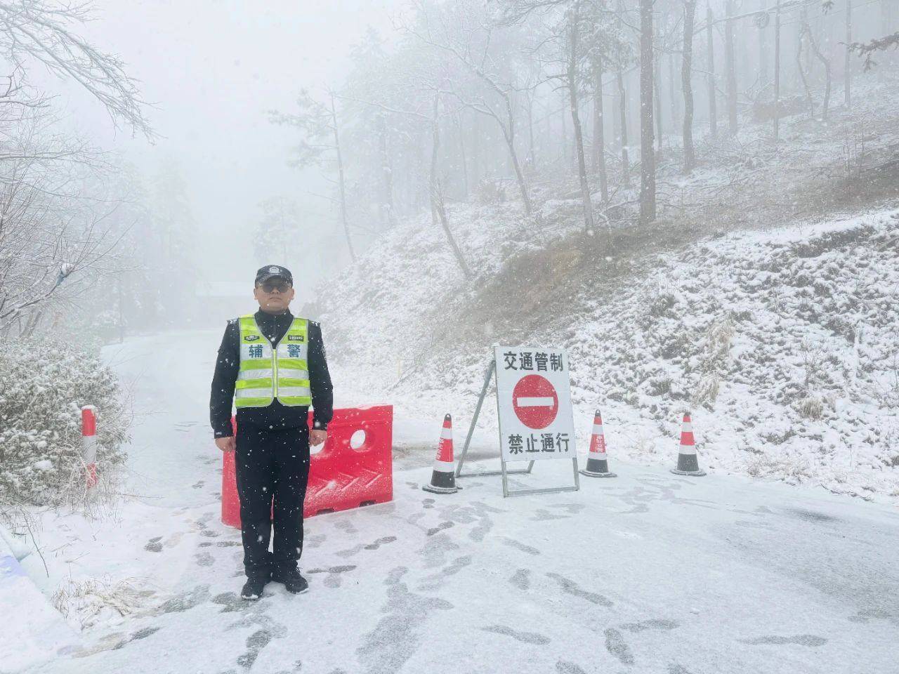 出事了！资深“驴友”赏雪被困3小时，警方提醒：非必要不上山