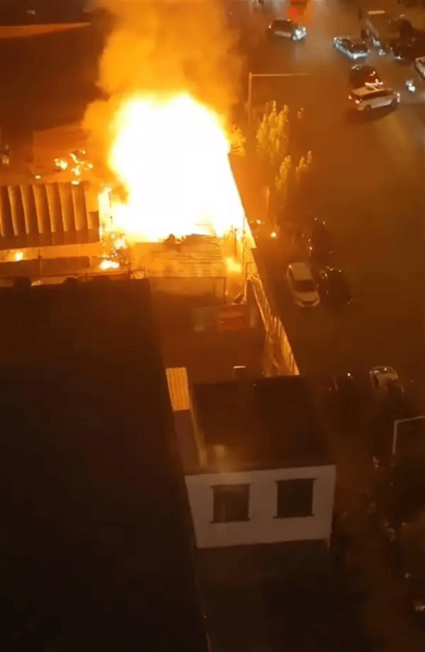 郑州一夜市发生多次爆炸，消防：废弃饭店堆砌物起火