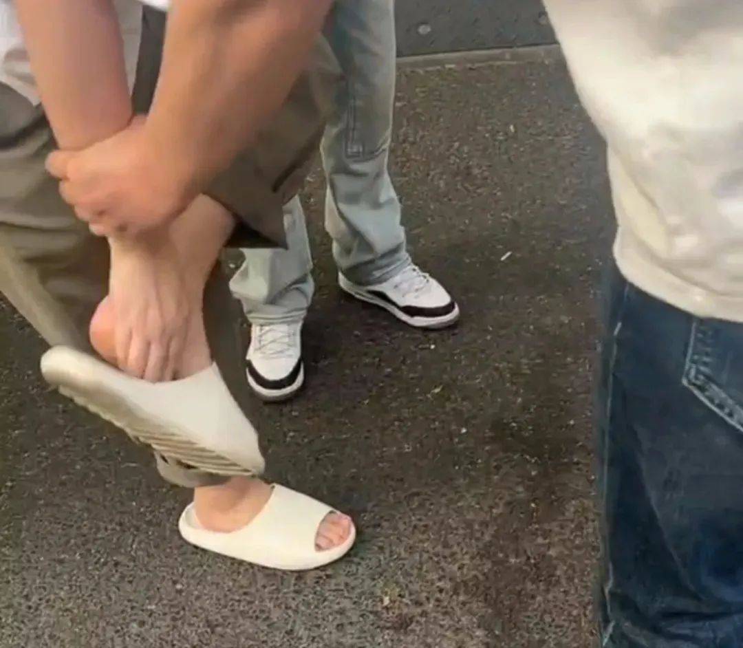 男子脚踩手机偷拍女生裙底，被两名路人当场擒住！