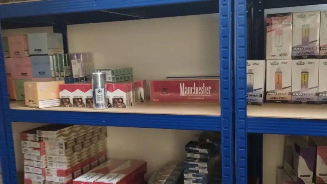 英国一糖果店有隐藏通道，游客给近9000元才能进去，里面都是假货