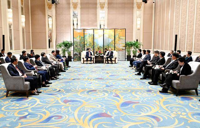 吉林省委书记黄强会见越南省委书记