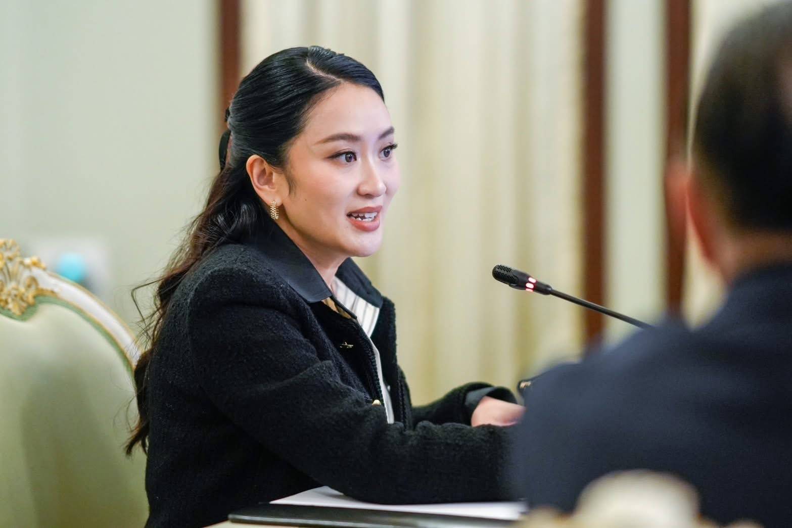 他信家族的“生死之战”：小女儿佩通坦被暂停总理职务，后续还能推选谁？
