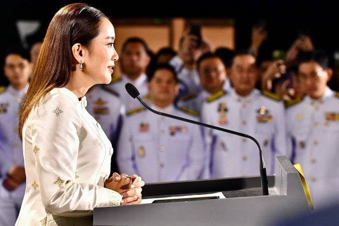 他信家族的“生死之战”：小女儿佩通坦被暂停总理职务，后续还能推选谁？