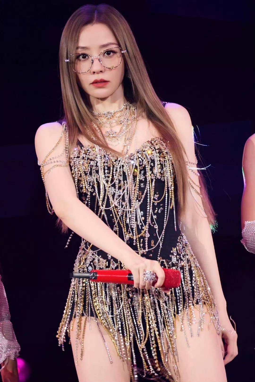"蝴蝶女王"到"金丝魅魔"，张靓颖造型为何总能引爆热搜？